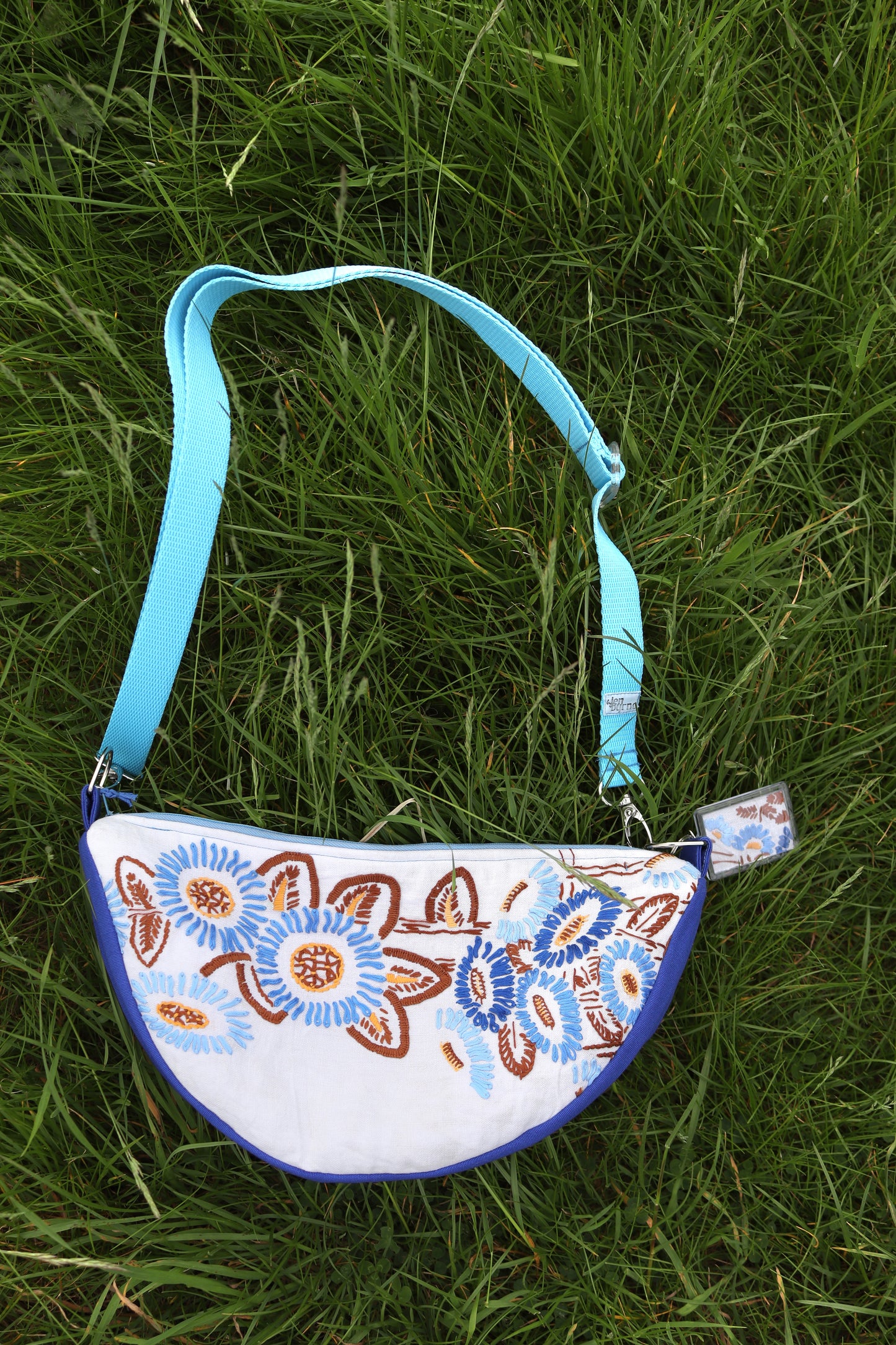 Blaue Blumenstraußtasche