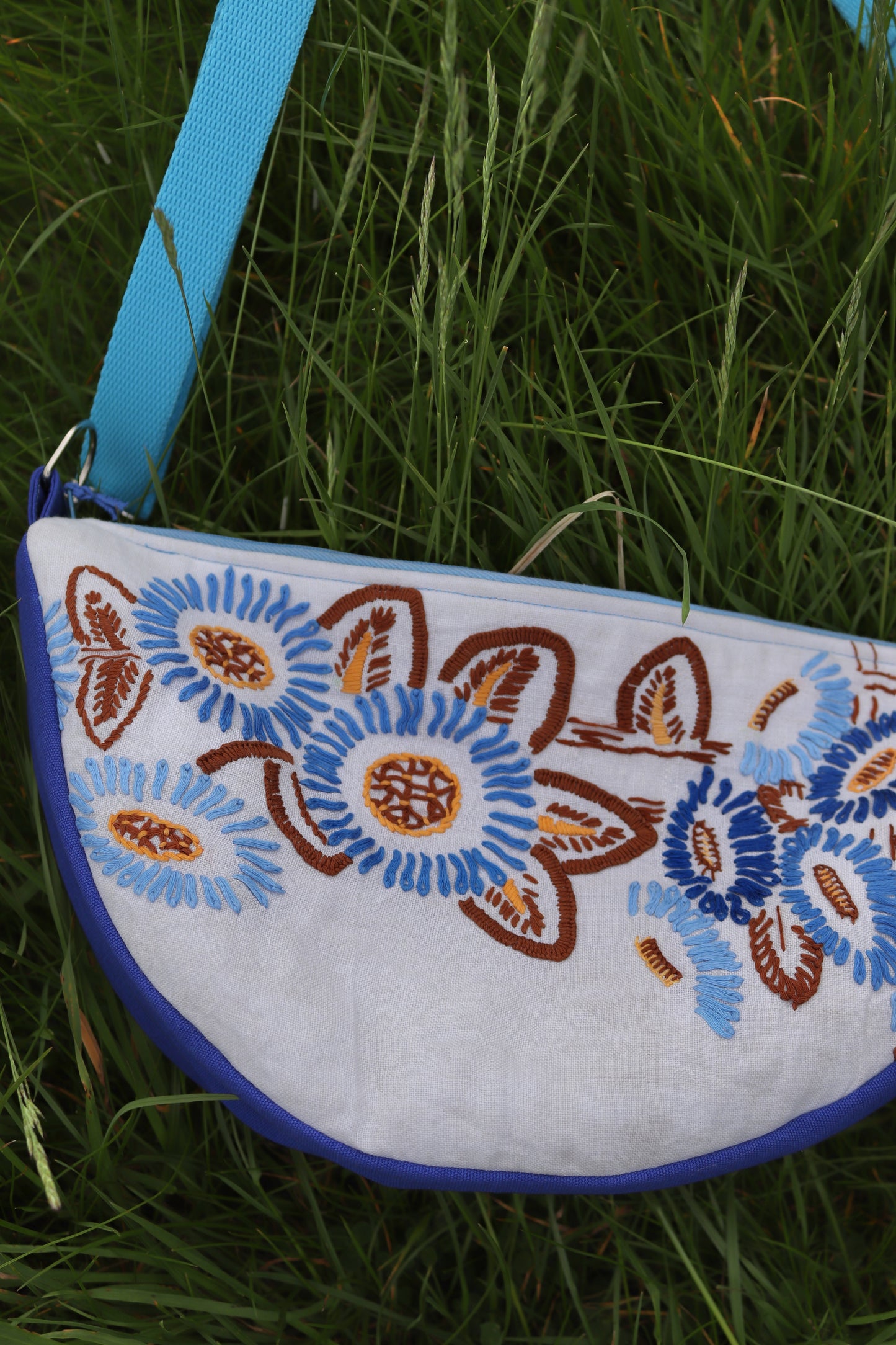 Blaue Blumenstraußtasche