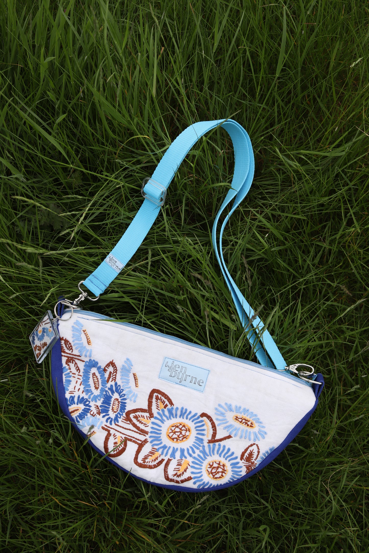 Blaue Blumenstraußtasche