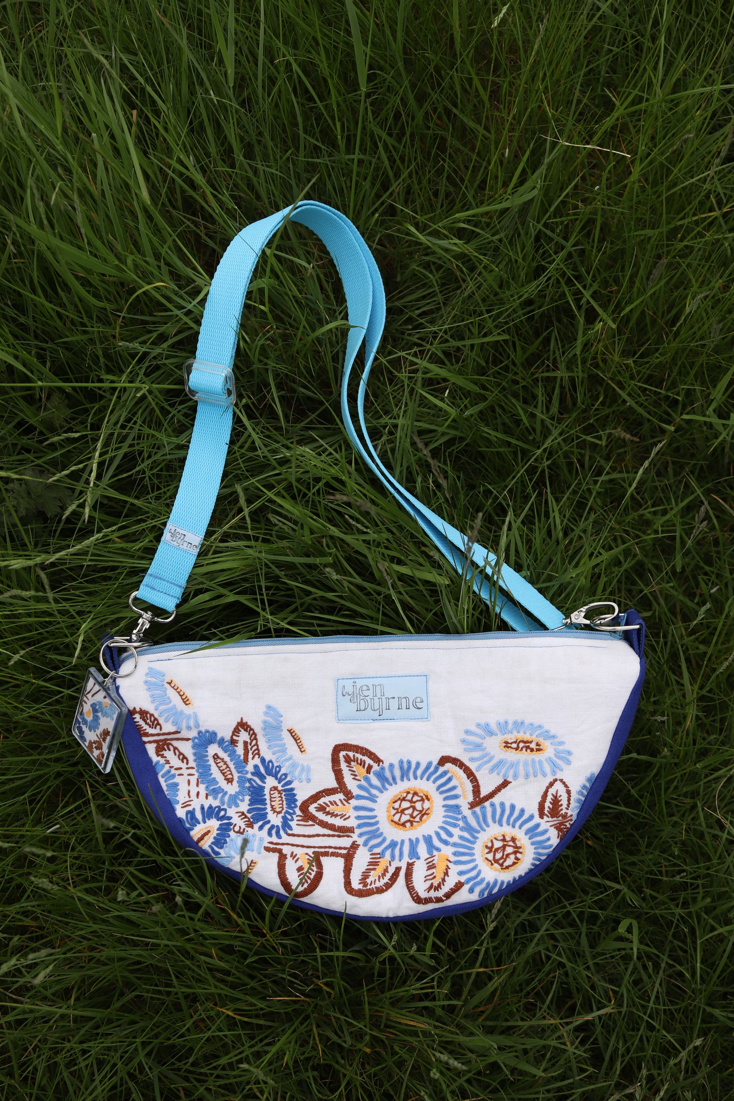 Blaue Blumenstraußtasche