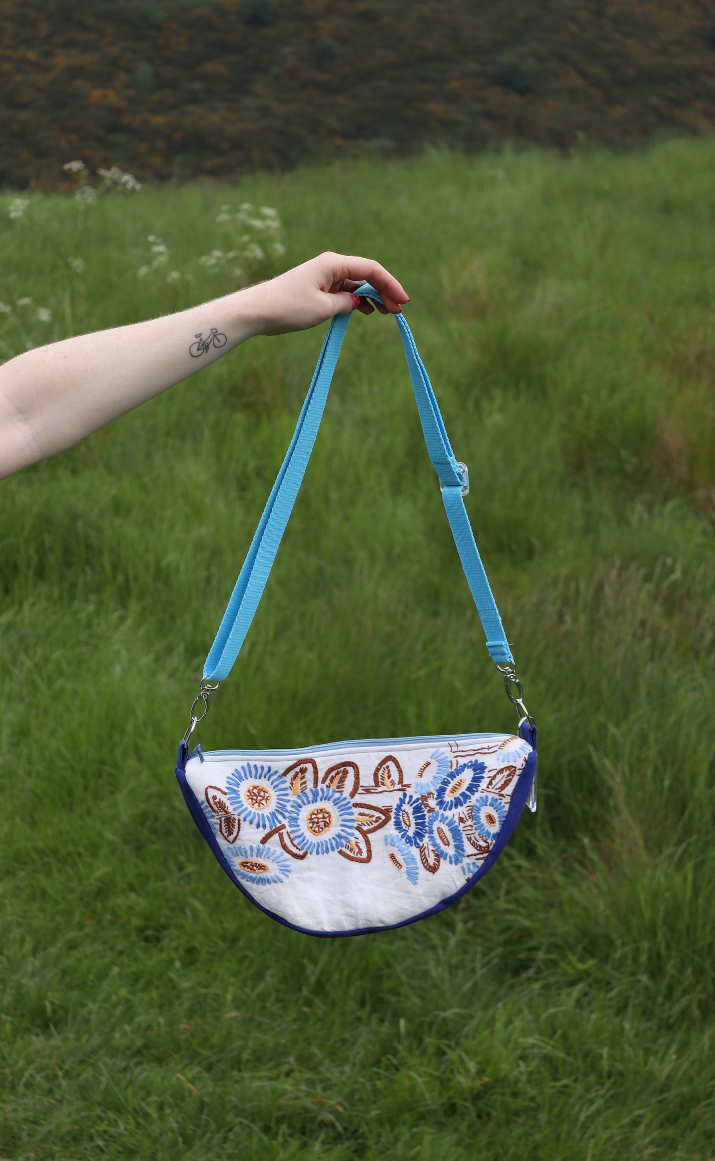 Blaue Blumenstraußtasche