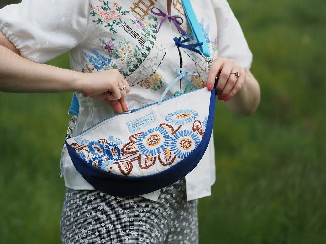 Blaue Blumenstraußtasche