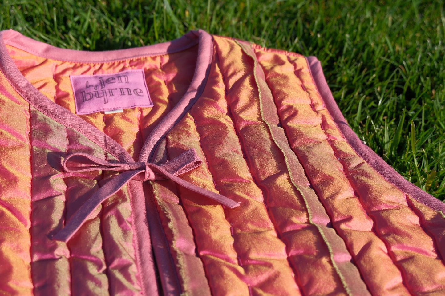 Steppweste „Shimmer in Blush“ – Größe L / UK 16–18 / US 12–14