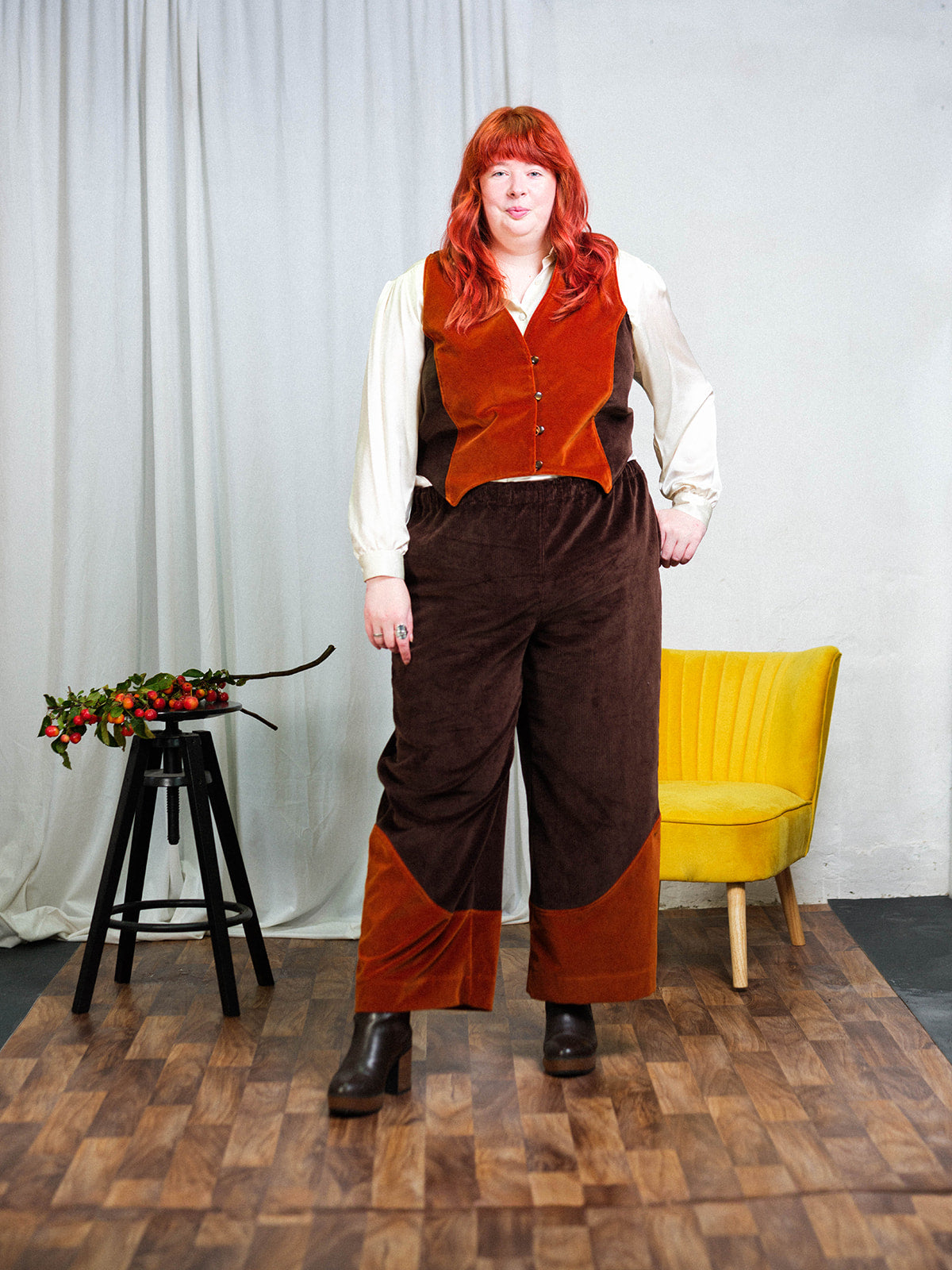 Blockfarbenhose aus kupferfarbenem Samt und schokoladenbraunem Cord
