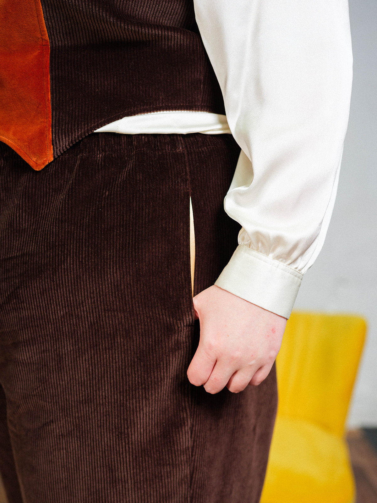 Blockfarbenhose aus kupferfarbenem Samt und schokoladenbraunem Cord